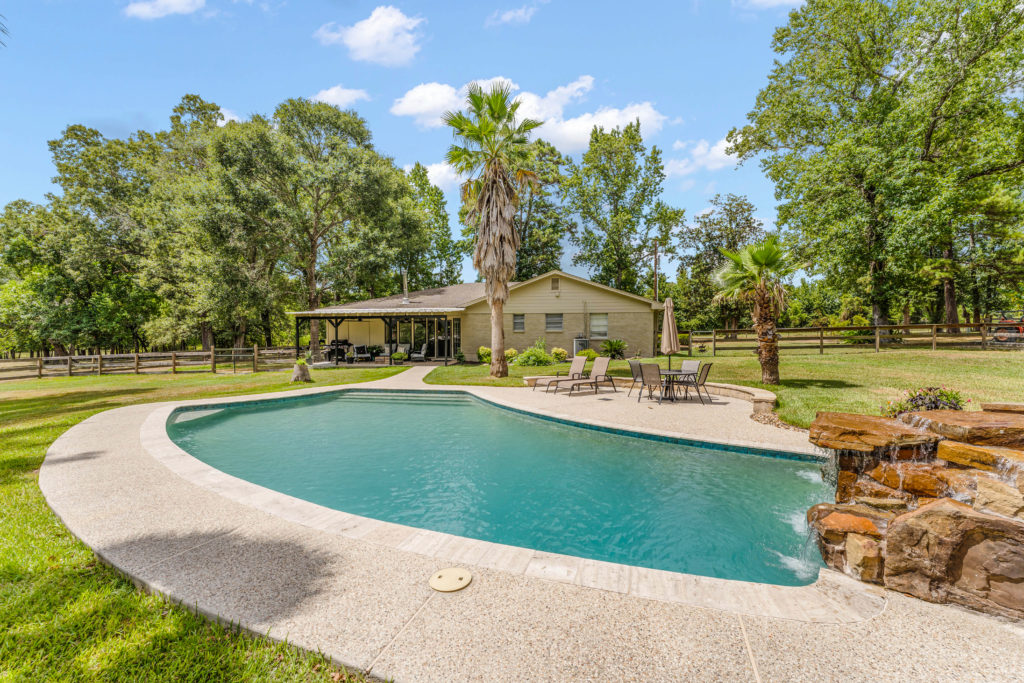 Outdoors Pool And Accomodations For Your Dream Wedding